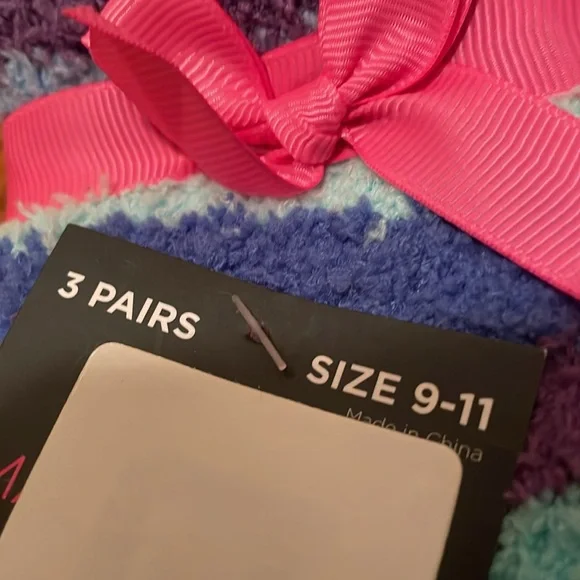 6 Pairs Fuzzy Socks - Picture 3 of 4